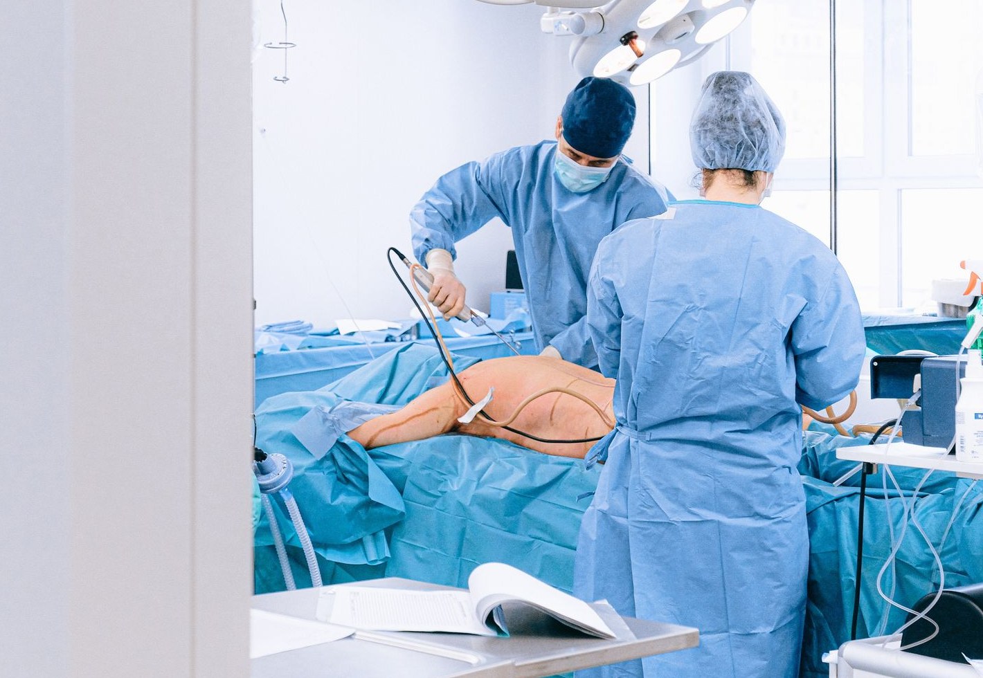 Surgical team performing minimally invasive keyhole surgery through a small incision in the flank