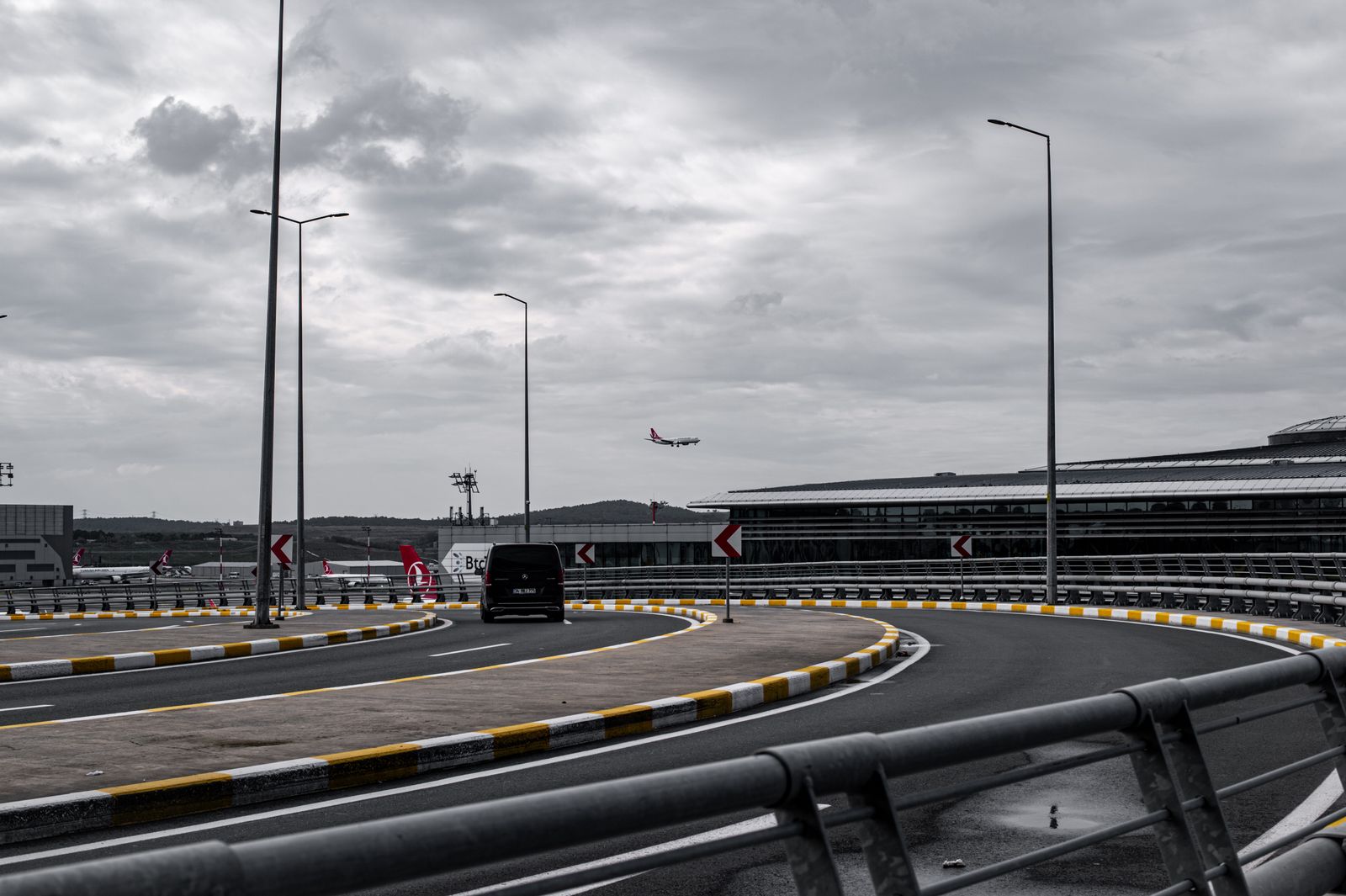 Single Port Robotic Surgery - airport terminal road on arrival in Istanbul